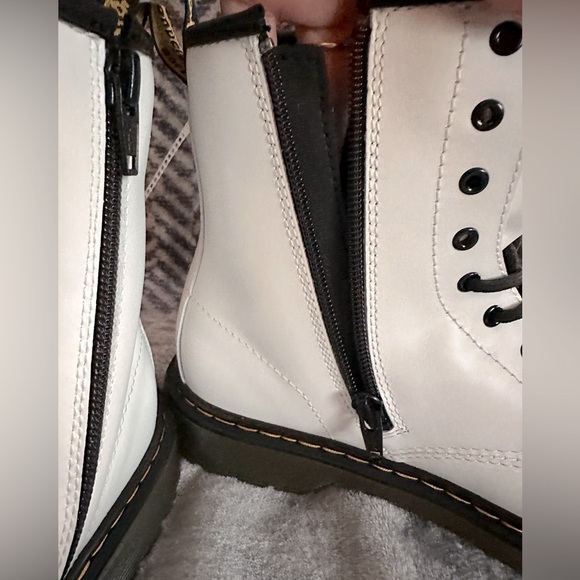 NEW DOC MARTEN Unisex White Leather Zip Boots 6M 7W - Picture 3 of 6